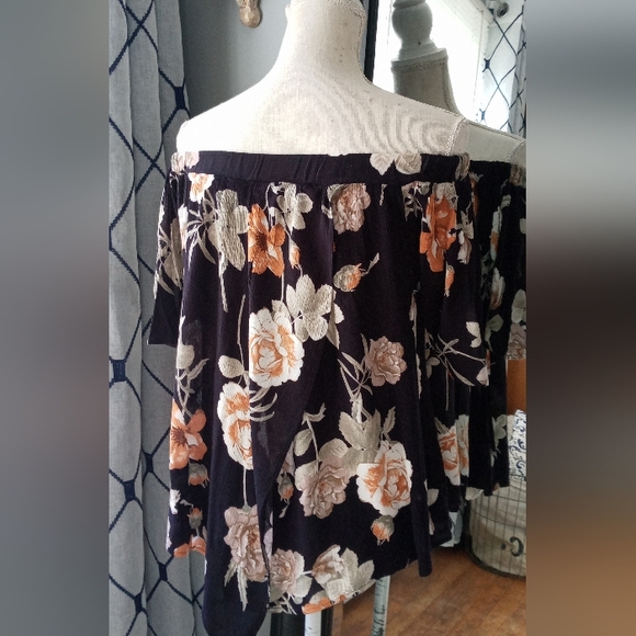 Off the Shoulder Blouse - Picture 4 of 5